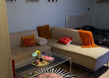 استديو بسرير ماستر وجلسة جانبية 