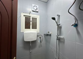استديو بسرير ماستر وأثاث مريح 