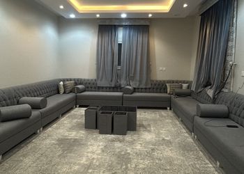 استراحة بمجالس واسعة وفناء خارجي 