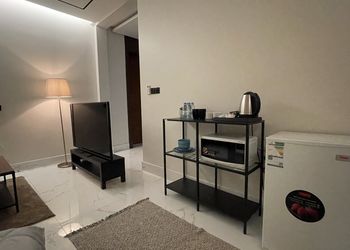 استديو بأثاث مريح وبسيط 