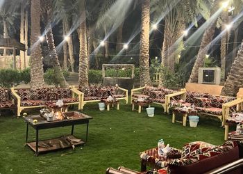 مزرعة بمسطحات خضراء وجلسة خارجية