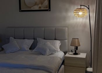 استديو بأثاث مريح وبسيط 