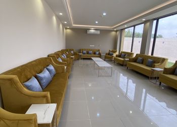 شاليه بمسطح اخضر وجلسة خارجية 