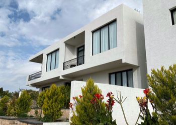 شالية بمجلس مطل على المسبح 