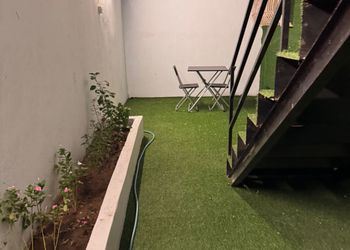 غرفة بسرير ماستر وجلسة خارجية
