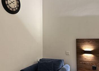 استديو بسرير ماستر وأثاث مريح 