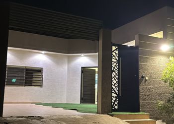استراحة بمسطح اخضر وجلسه خارجيه