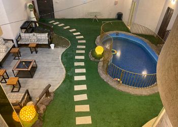 شاليه بمسبح ومسطح اخضر 