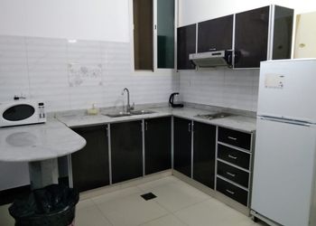 شقة بصالة وثلاث غرف نوم