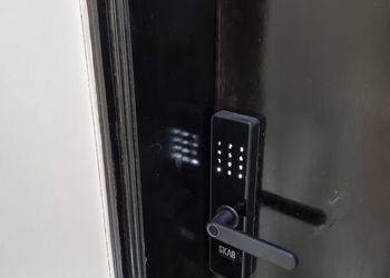 شقة بصالة أنيقة ودخول ذاتي