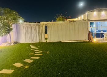 شاليه بمجلسين ومسبحين وحديقة 