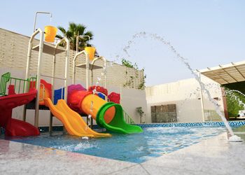 شاليه بألعاب مائية ومسبح 