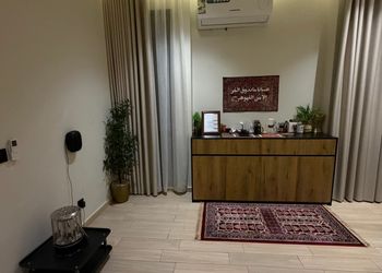شقة  بصالة جلوس وغرف نوم