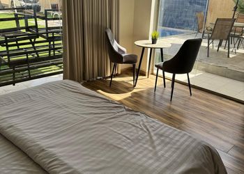 شاليه بمسطح اخضر ومسبح 