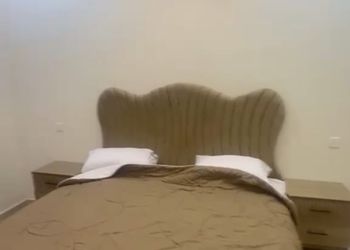 شقة بصالة جلوس وثلاث غرف نوم 