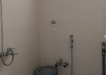 شاليه بمسطح اخضر ومسبح 