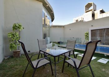 شاليه بركن شواء ,,مسطح اخضر, 