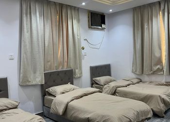 شقة بصالة مريحة وثلاث غرف نوم 