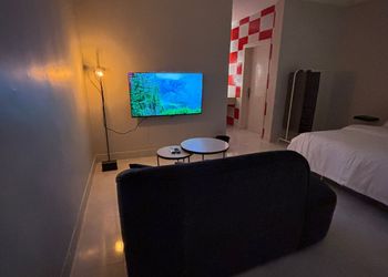 استديو بسرير ماستر وأثاث مريح 