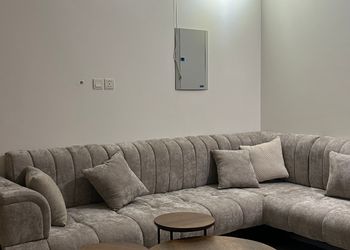 شقة بغرفتين نوم وصالة مريحة 