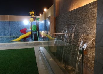 شاليه بجلسة خارجية ومسبح بألعاب 