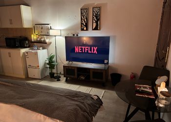 استديو بأثاث مريح وبسيط 