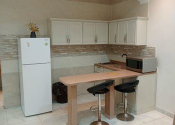 شاليه بجلسة تطل على مسبح خارجي 