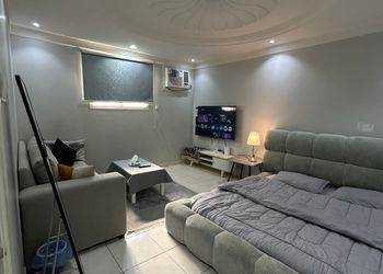 غرفة بأجواء دافئة ومريحة 