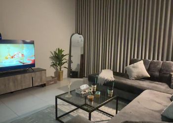 شقة بصالة مريحة وغرفة نوم 