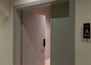 استديو بتصميم أنيق ودخول ذاتي