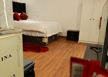 استديو بأثاث مريح وبسيط