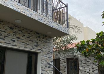 استراحة بمسطح اخضر وجلسه خارجيه