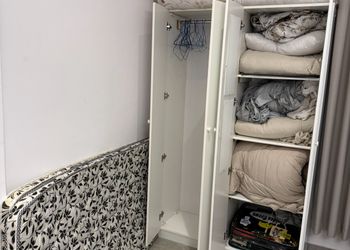 شقة بغرفتين نوم وجلسة جانبية