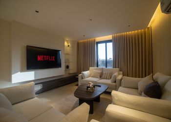 شقة بغرفتين نوم وسينما وجاكوزي