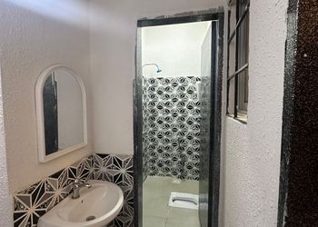 غرفة بأثاث مريح وبسيط