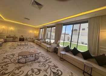 استراحة بمسطح اخضر ومجالس
