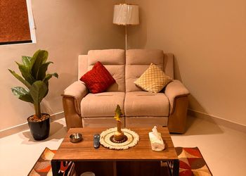 استديو بأثاث مريح وبسيط 