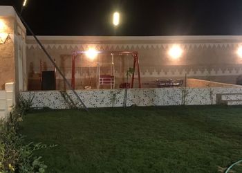 شاليه بمسطح اخضر وجلسة خارجية 