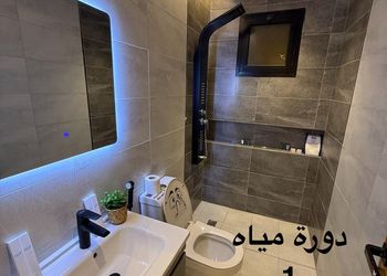شقة بصالة وثلاث غرف نوم وسينما 