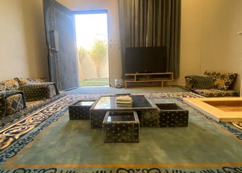 شاليه بمسطح اخضر ومسبح