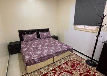شقة بصالة جلوس وغرفتين نوم 