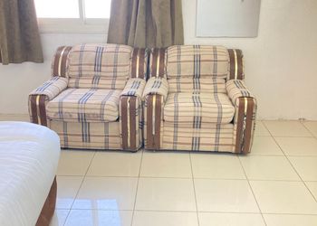 شقة بصالة وثلاث غرف نوم