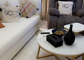 شقة بصالة وغرفة نوم وبأثاث مريح