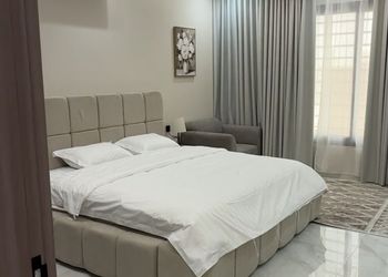 شقة بصالة مريحة وغرفتين نوم 
