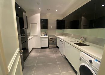 شقة بغرفة جلوس وغرفة نوم 