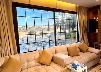 شاليه بطابع تراثي بجلسة خارجية  