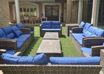 استراحة بملعب كرة قدم و مسبح