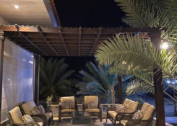 مزرعة بمسطحات خضراء وبيت شعر 