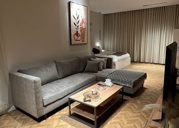 استديو بأثاث مريح وبسيط