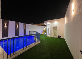 شاليه بمسطح اخضر ومسبح
